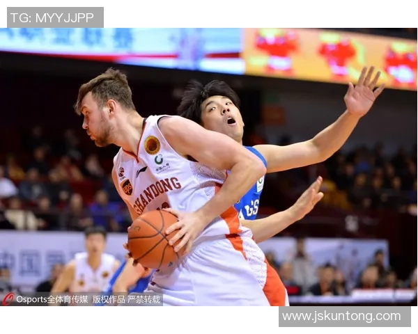 张伟的篮球人生：从街头少年到职业球员的深度对话与成长故事